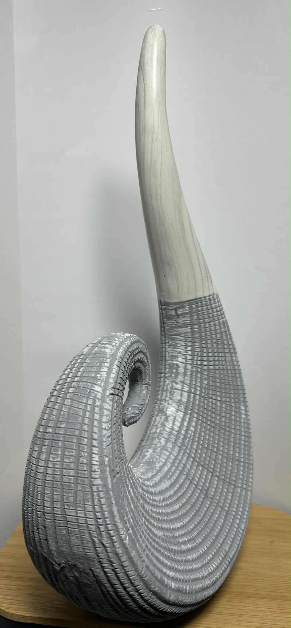 Virgule sculpture 3D en céramique bleue lignée et blanche lisse ,(28.5*16cm) objet de décoration GmbH
