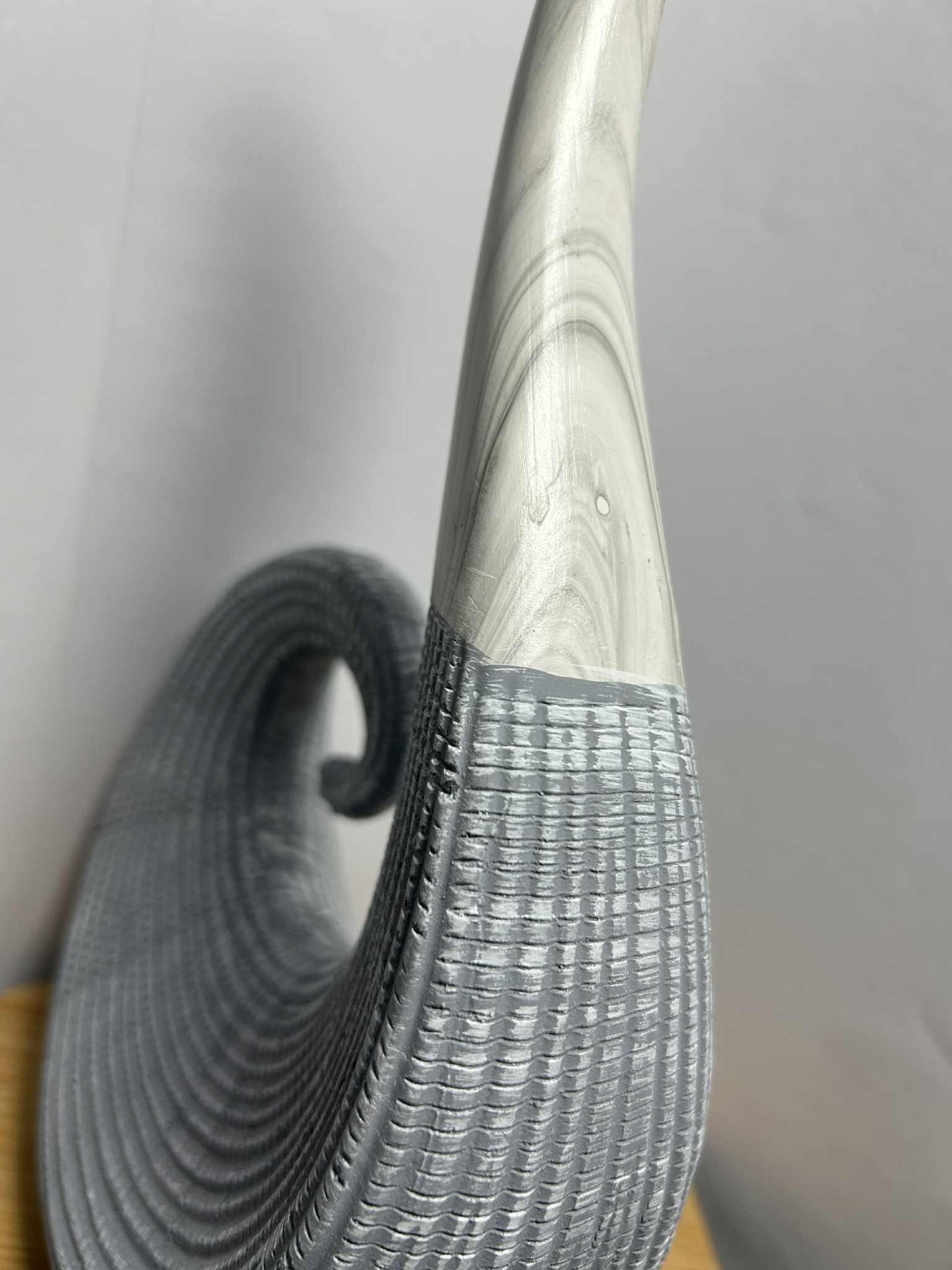 Virgule sculpture 3D en céramique bleue lignée et blanche lisse ,(28.5*16cm) objet de décoration GmbH