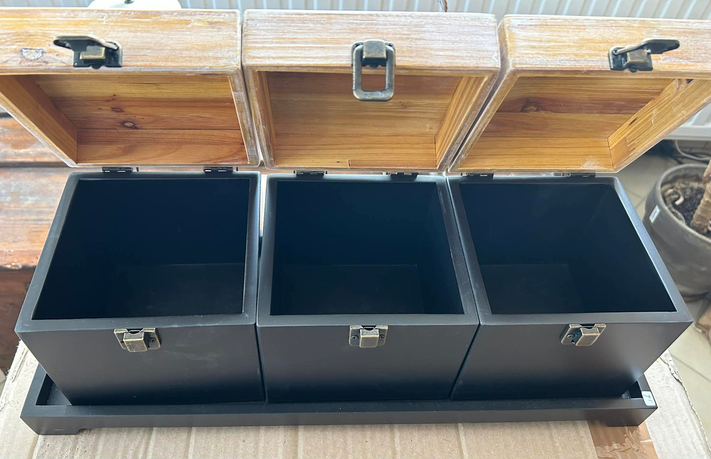 Lot de 3 boites noires et couleur bois en bois sur plateau HUBISHOP