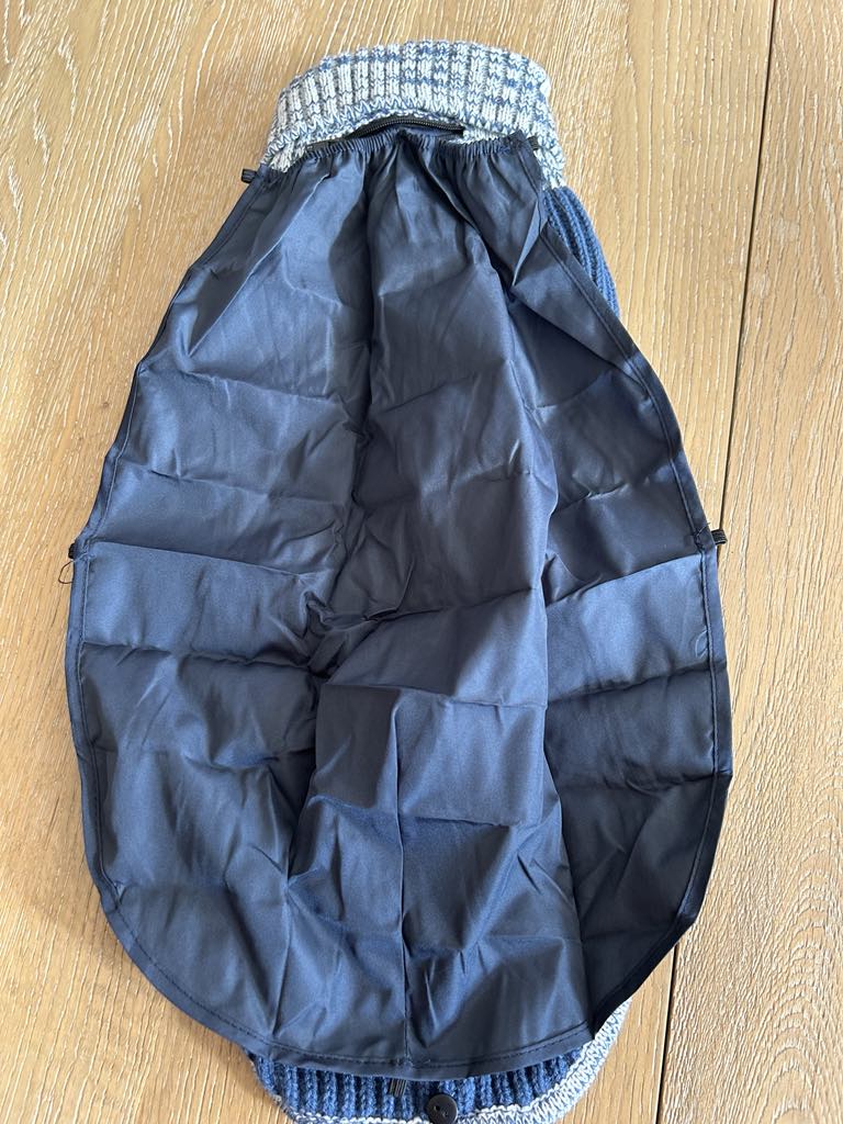 Pull pour chien à col roulé marine et gris comportant une protection contre la pluie