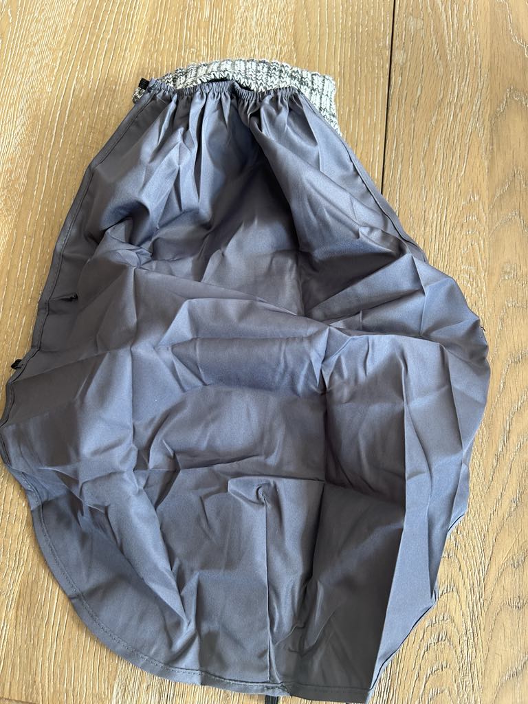 Pull pour chien à col roulé gris et gris comportant une protection pluie
