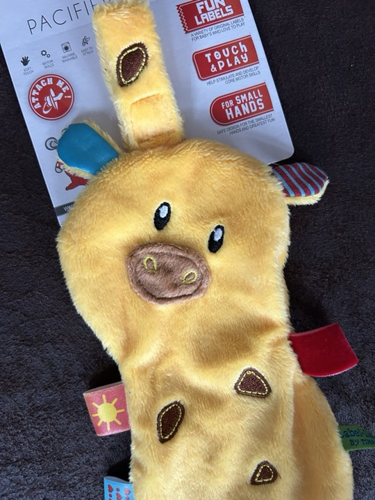 DOUDOU PLAT avec ACCROCHE SUCETTE COCHON JAUNE
