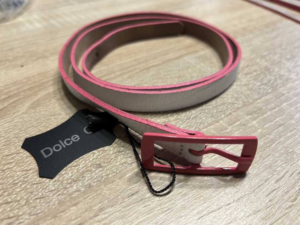 Ceinture en cuir blanc de 1.5 cm de large avec bordure de la même couleur que la boucle rose pale DOLCE C