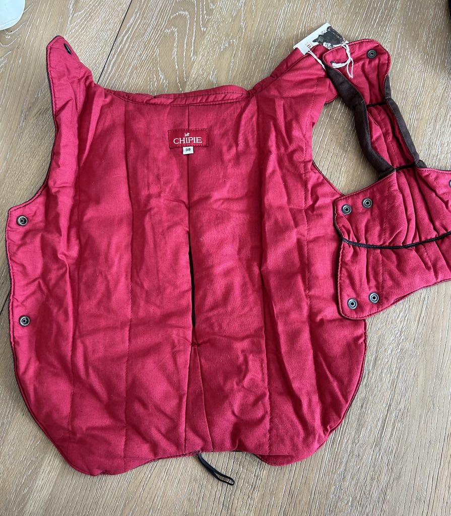 Manteau pour chien marron et rouge avec motif doré Marque CHIPIE