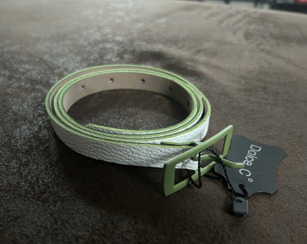 Ceinture en cuir blanc de 1.5 cm de large avec bordure de la même couleur que la boucle kaki DOLCE C