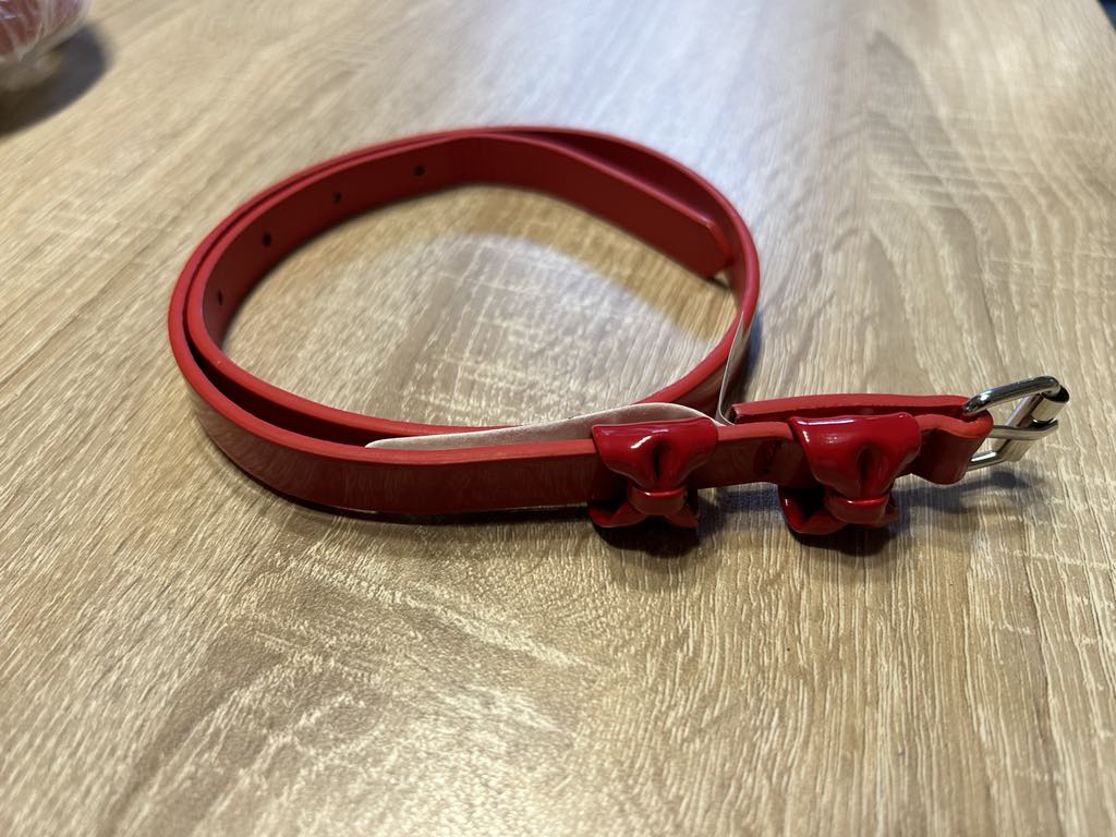 Ceinture rouge brillante avec petits nœuds rouges Fashion