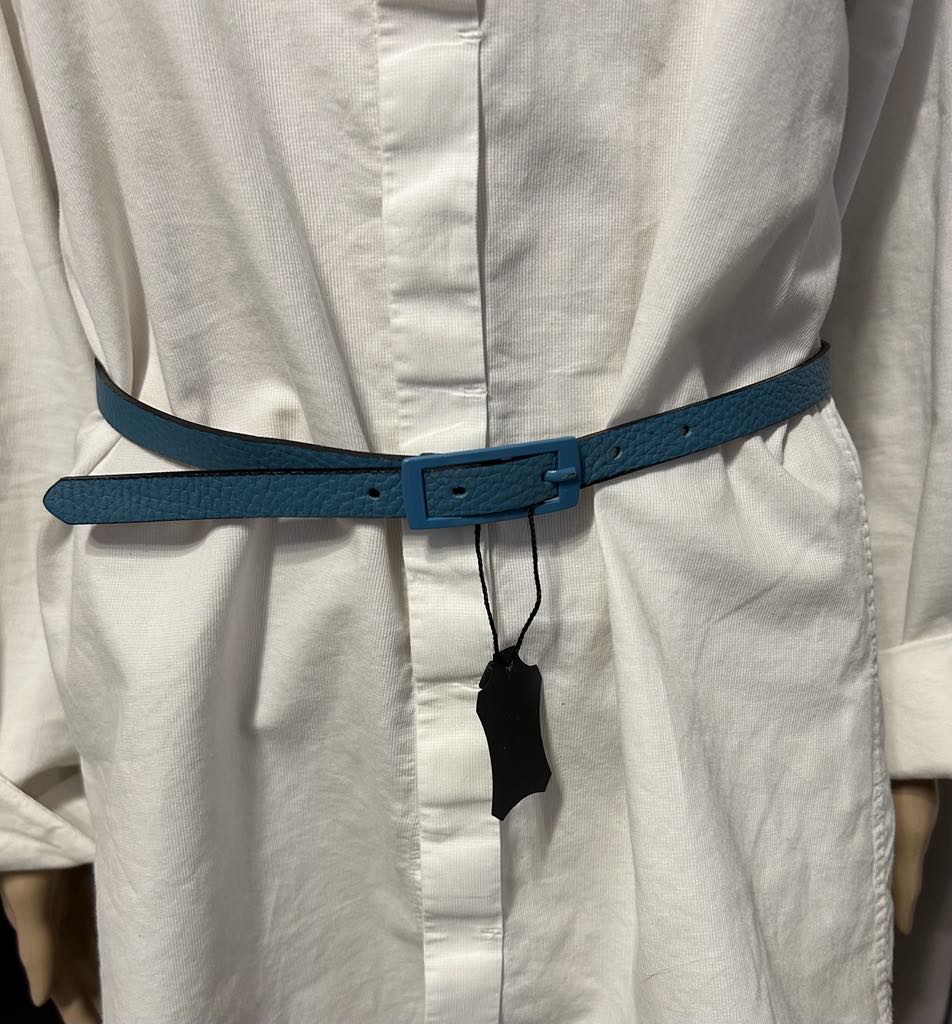 Ceinture en cuir de 1.5cm de large avec une boucle de même couleur que le cuir DOLCE C