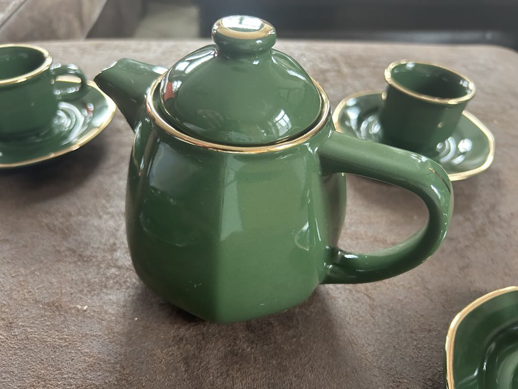 Lot comprenant cafetière et 4 tasses et sous-tasses DUROLITE