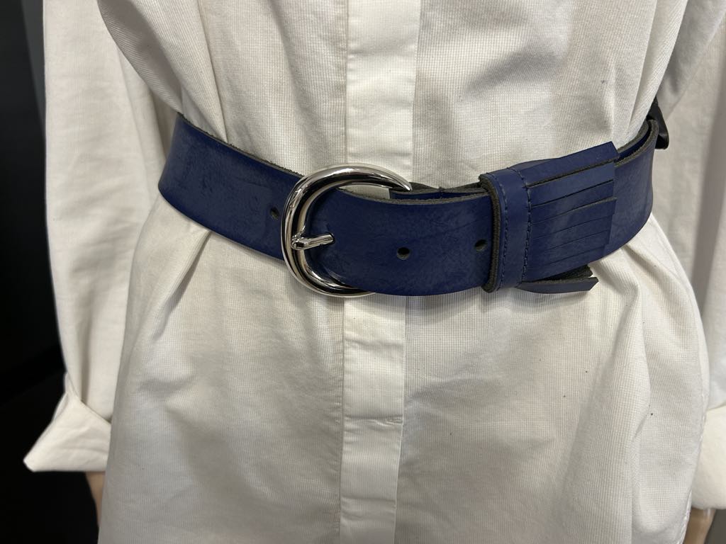 Ceinture en cuir bleue à franges , boucle argentée, Dolce C