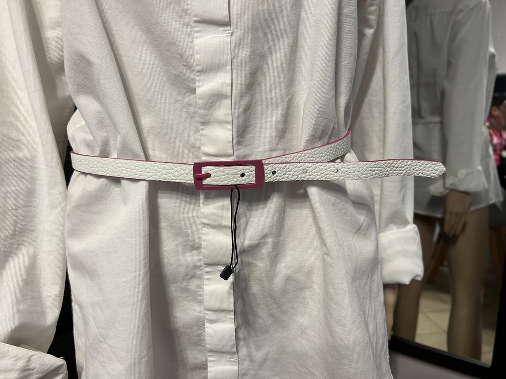 Ceinture en cuir blanc de 1.5 cm de large avec bordure de la même couleur que la boucle DOLCE C