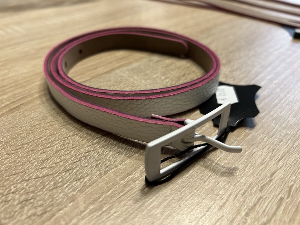 Ceinture en cuir blanc de 1.5 cm de large avec bordures roses et boucle blanche DOLCE C