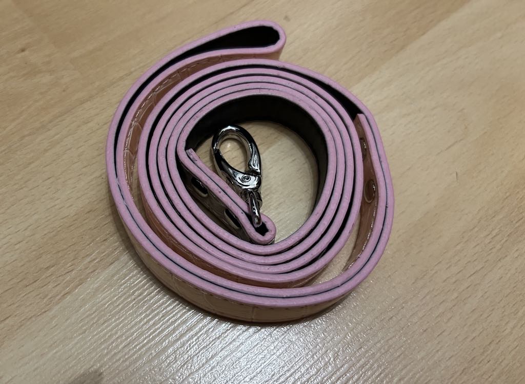 Laisse simple rose pale imitation croco 120 cm marque Oscar