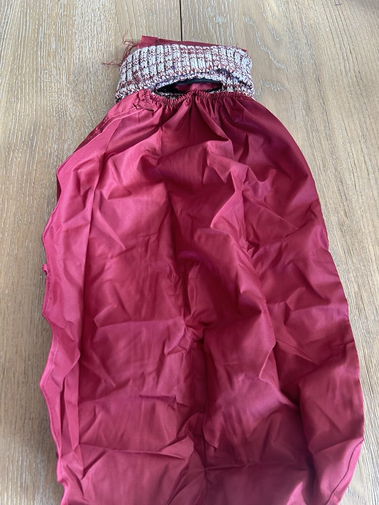 Pull pour chien à col roulé bordeaux comportant une protection pluie
