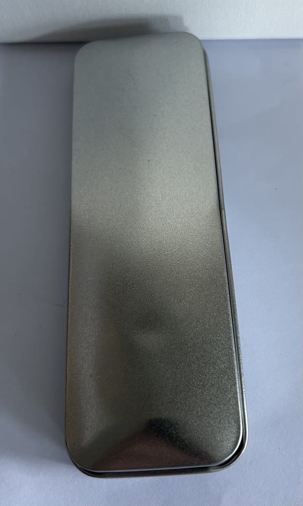 Boite métal argentée contenant 1Stylo et 1 Porte-mine noirs