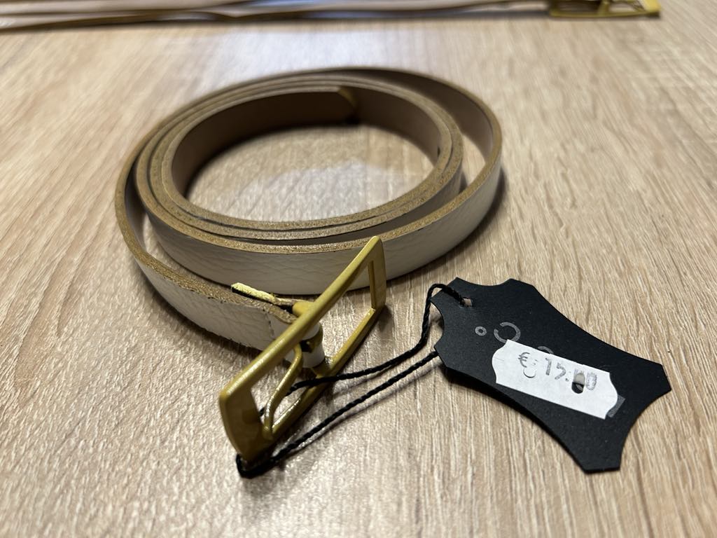 Ceinture en cuir blanc de 1.5 cm de large avec bordure de la même couleur que la boucle beige DOLCE C