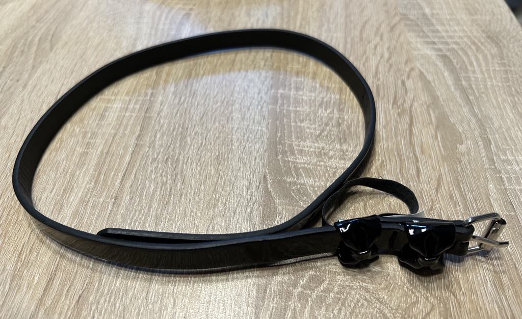 Ceinture noire brillante avec petits nœuds noirs Fashion