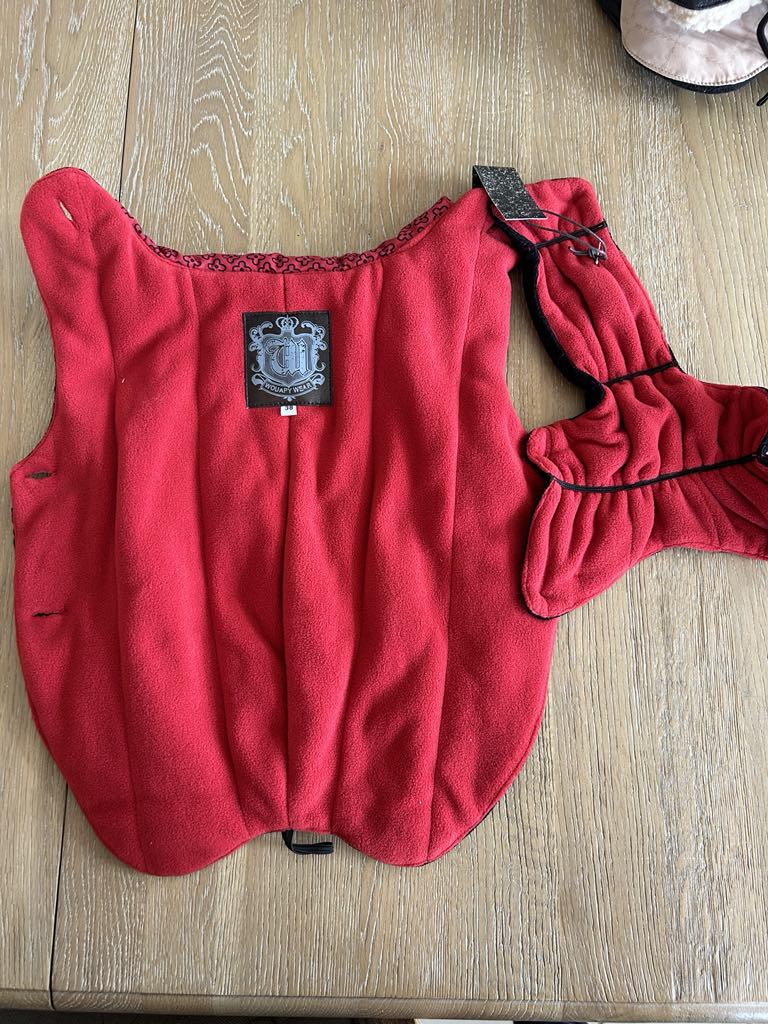 Manteau pour chien velours noir avec motif argenté Marque WOUAPY