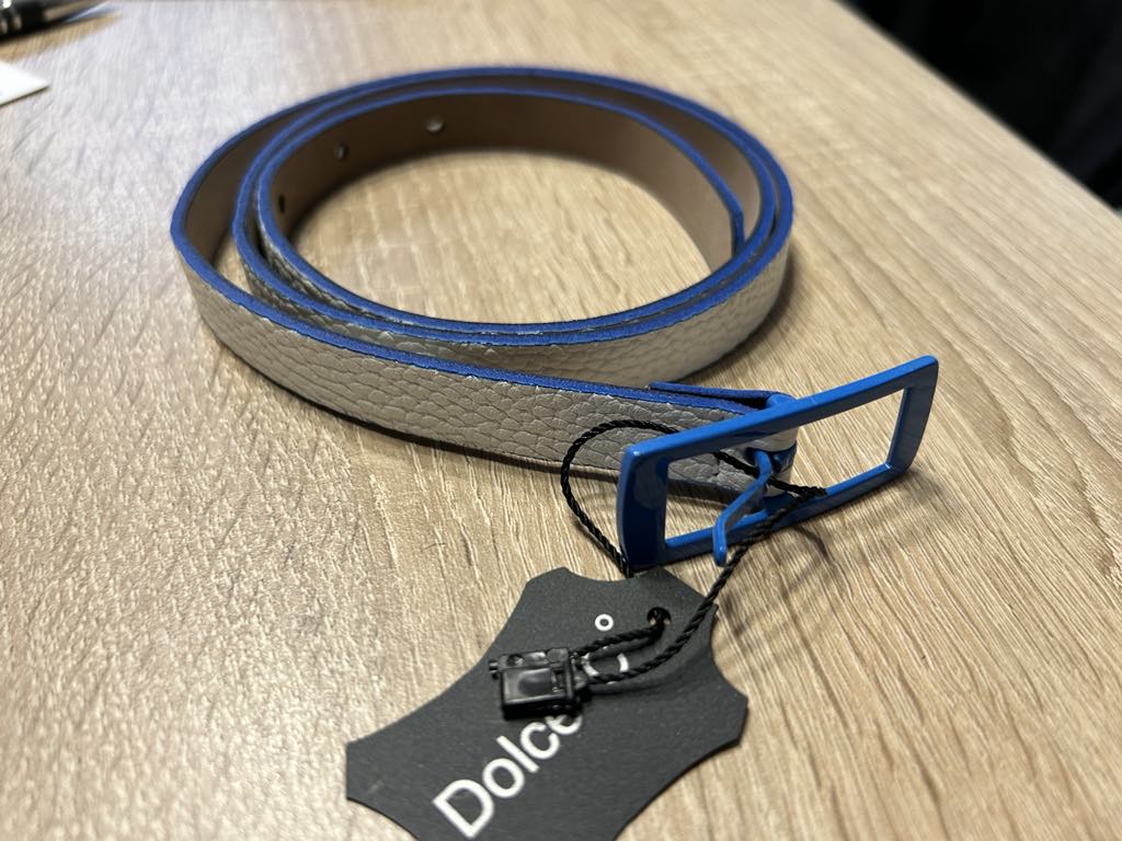 Ceinture en cuir blanc de 1.5 cm de large avec bordure de la même couleur que la boucle bleu DOLCE C