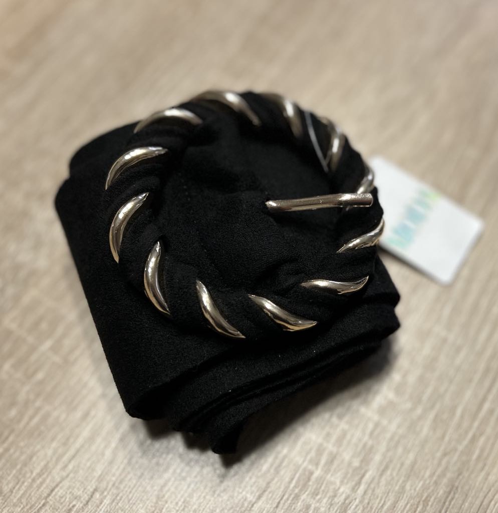 Ceinture large en tissus noir avec une boucle noire et dorée Marque MODA