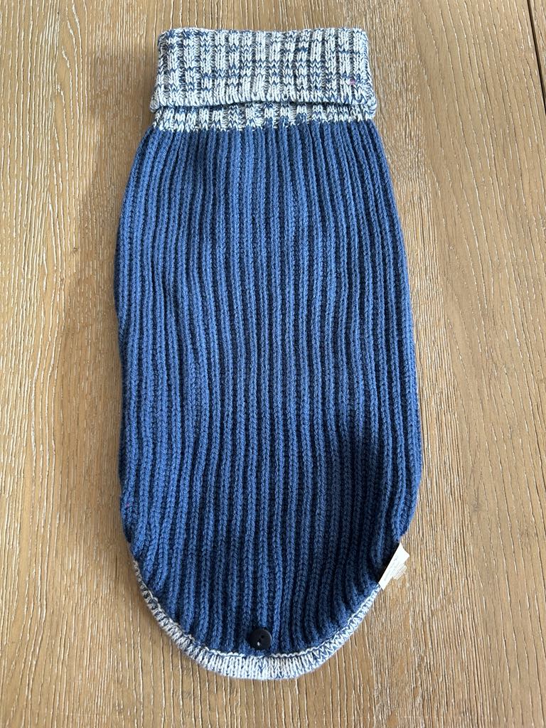 Pull pour chien à col roulé marine et gris comportant une protection contre la pluie