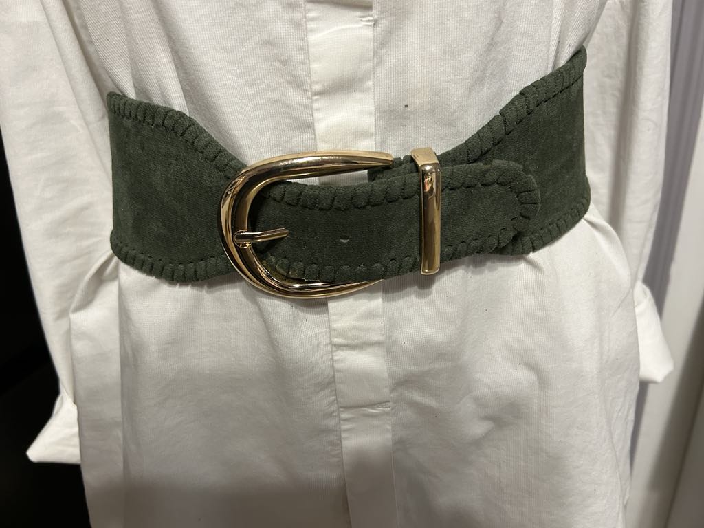 Ceinture verte large aspect velours , élastique, boucle dorée. Marque Fashion