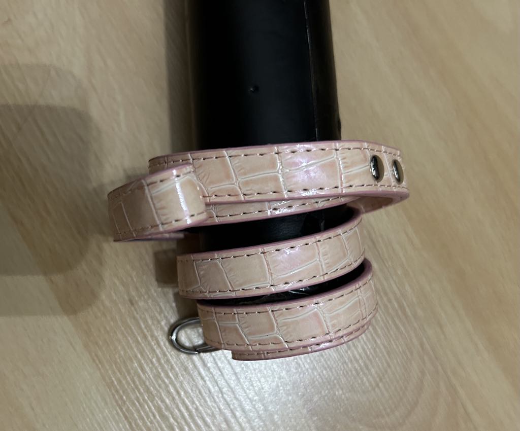 Laisse simple rose pale imitation croco 120 cm marque Oscar