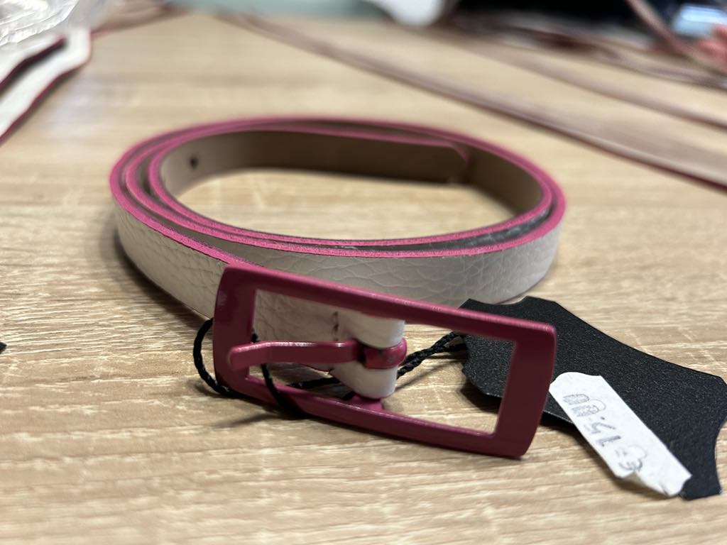 Ceinture en cuir blanc de 1.5 cm de large avec bordure de la même couleur que la boucle DOLCE C