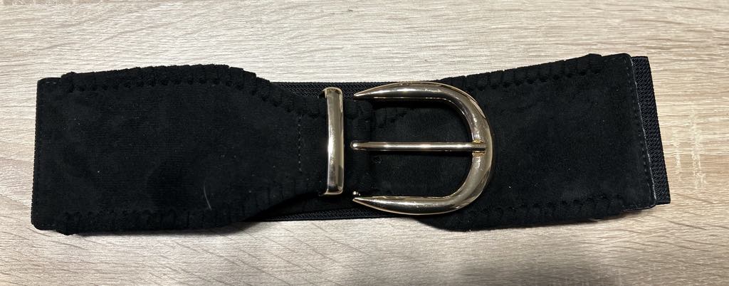 Ceinture élastique noire aspect velours noir coté face boucle dorée Marque Fashion