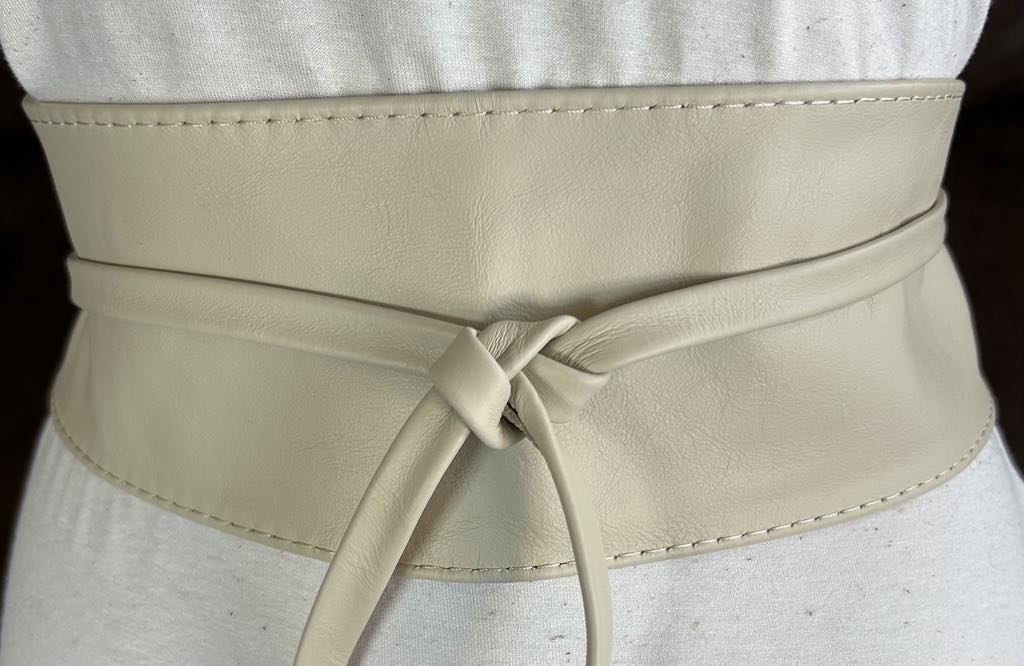 Ceinture à lacer en cuir Dolce c, largeur 8.5 cm, longueur de la bande tissus 80 cm, chaque lacet mesure 90 cm