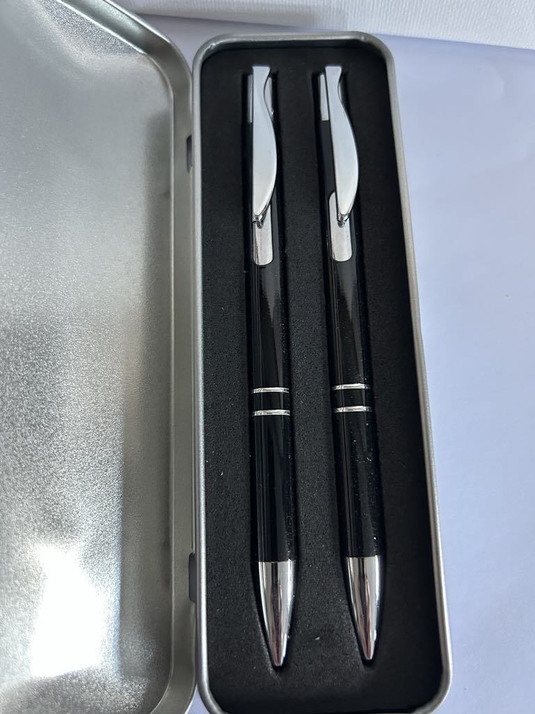 Boite métal argentée contenant 1Stylo et 1 Porte-mine noirs