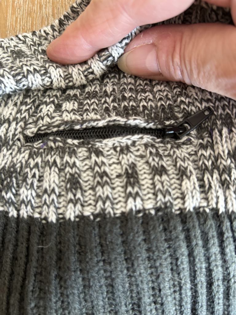 Pull pour chien à col roulé gris et gris comportant une protection pluie