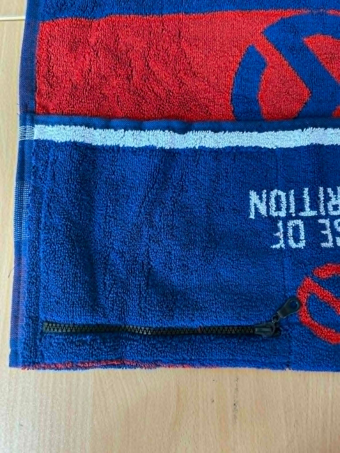 Serviette bleu ,blanc, rouge avec 2 poches à fermetures éclairs House of Nutrition