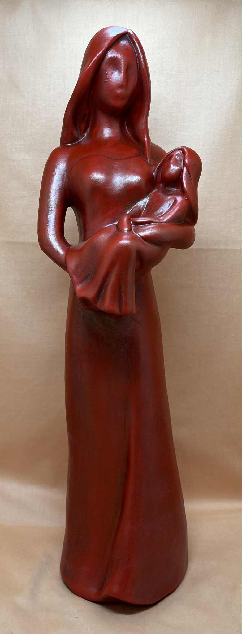 Statue mère et fille en rouge ou gris de Avam collection par Tosal h=45 cm l = 12 cm p = 11.5 cm