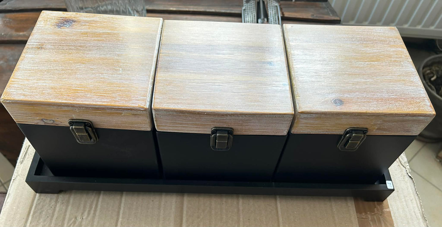 Lot de 3 boites noires et couleur bois en bois sur plateau HUBISHOP