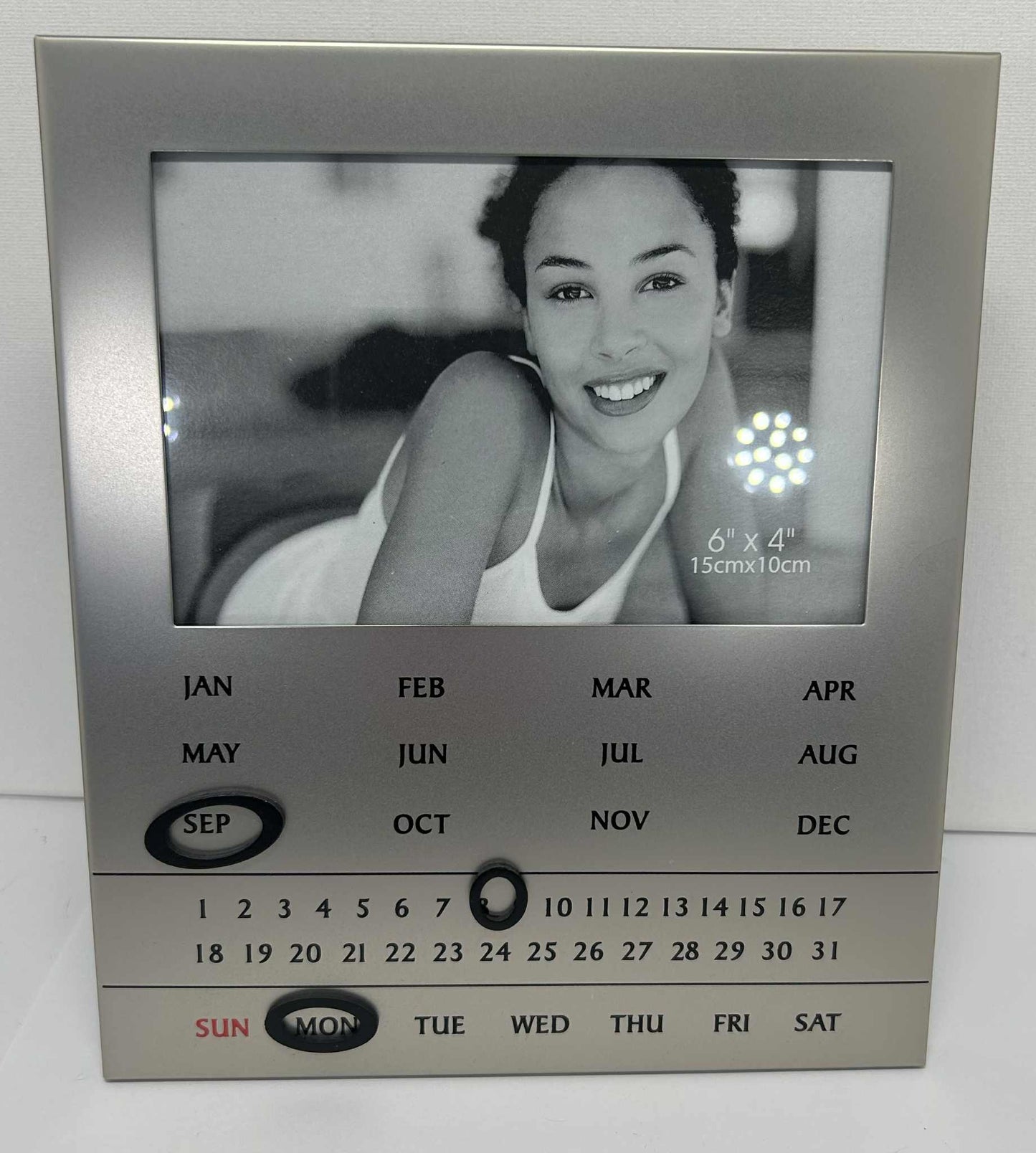 Cadre photo calendrier perpétuel en métal argenté de GmbH (18*21cm)