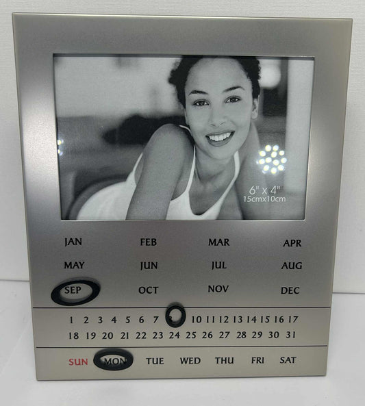 Cadre photo calendrier perpétuel en métal argenté de GmbH (18*21cm)