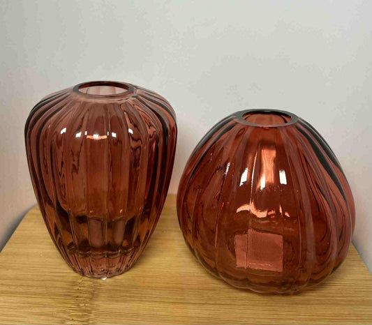 Lot de 2 vases vieux rose côtelés 8.5et 8 cm marque Gmbh