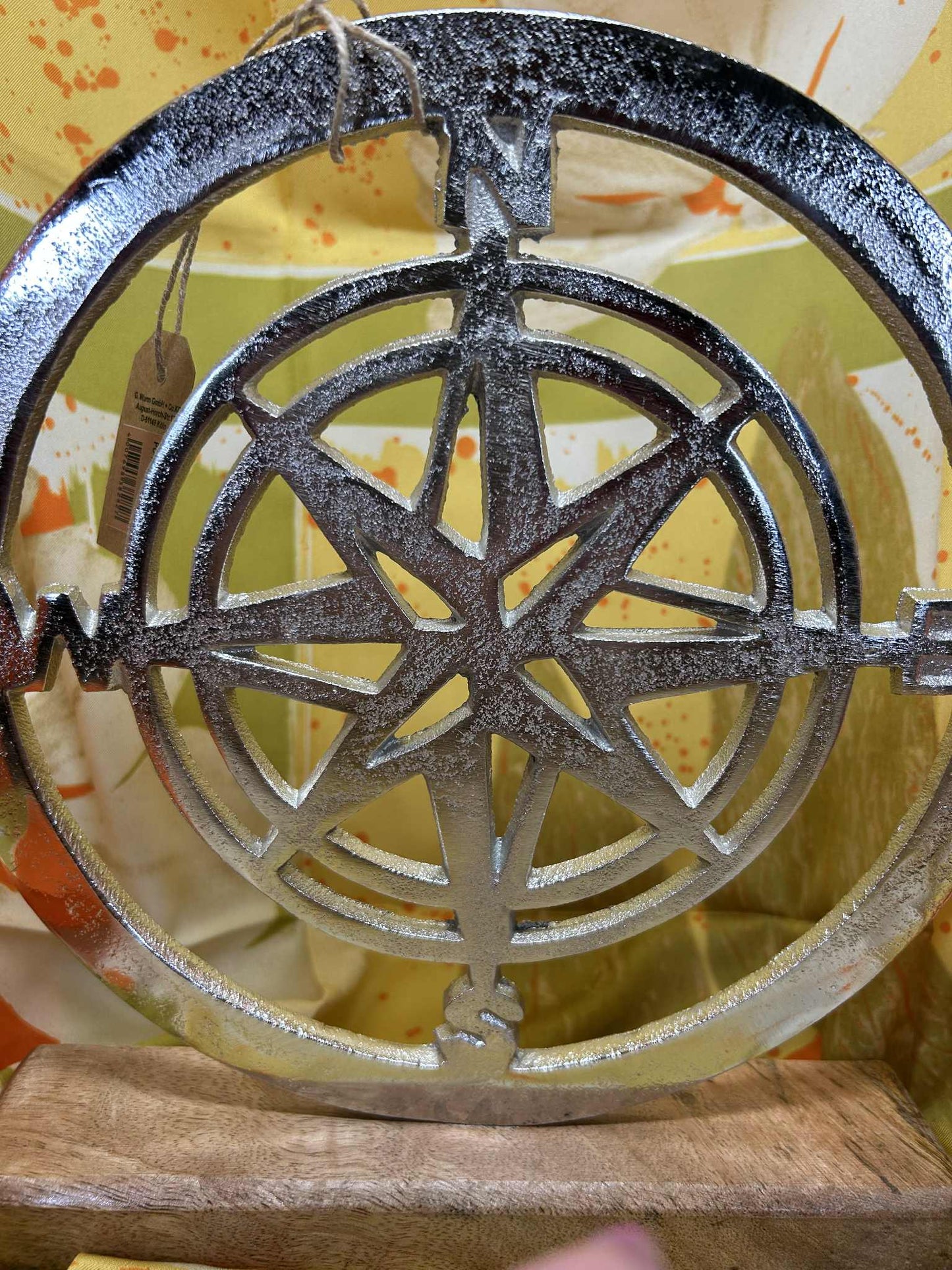 Rose des vents argentée sur socle en bois de Gmbh( diamètre 23cm)