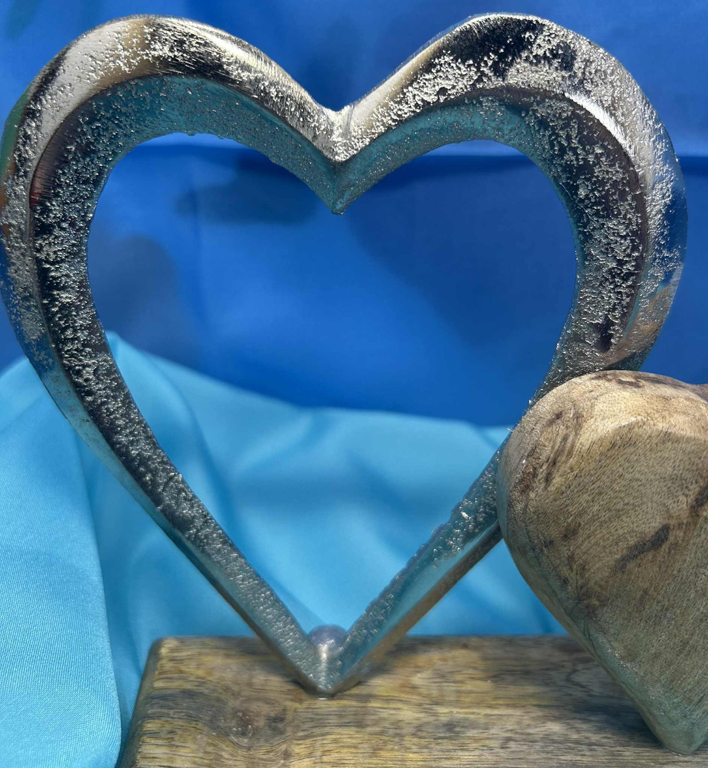 Cœur argenté et cœur de bois sur socle bois de GmbH (15*17cm)