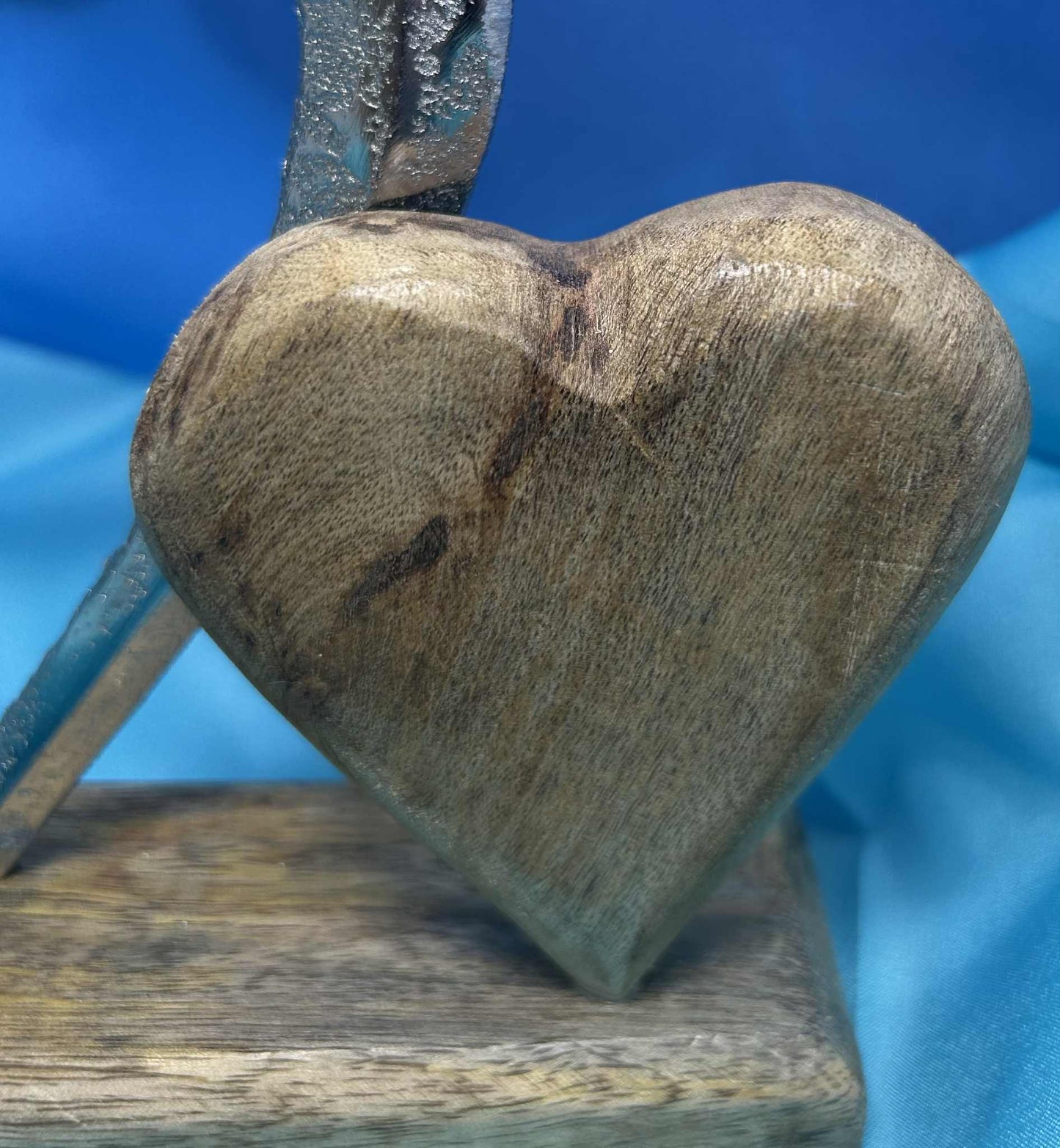 Cœur argenté et cœur de bois sur socle bois de GmbH (15*17cm)