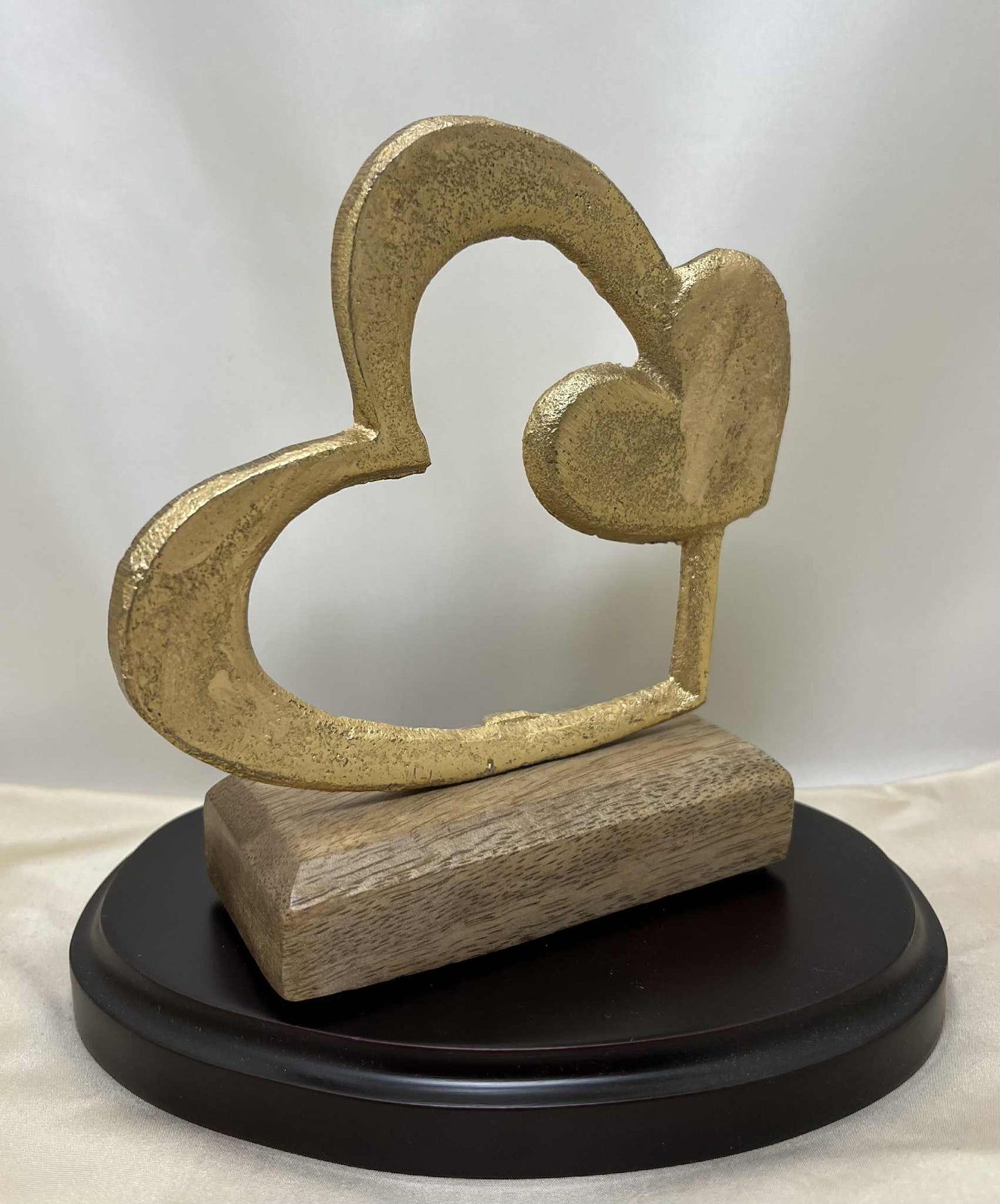 Cœur en métal doré sur socle de bois de GmbH (13.5*14.5cm)