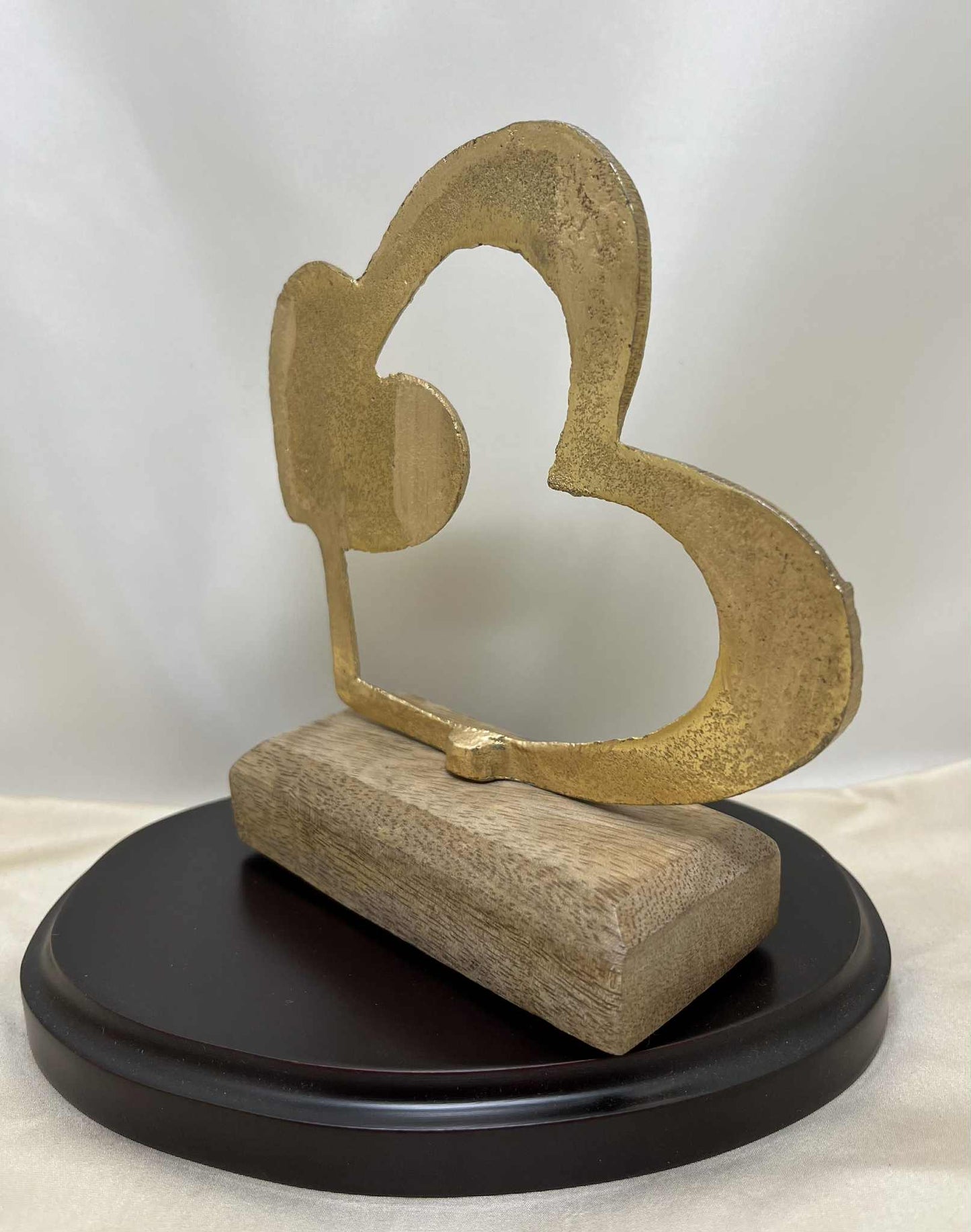 Cœur en métal doré sur socle de bois de GmbH (13.5*14.5cm)