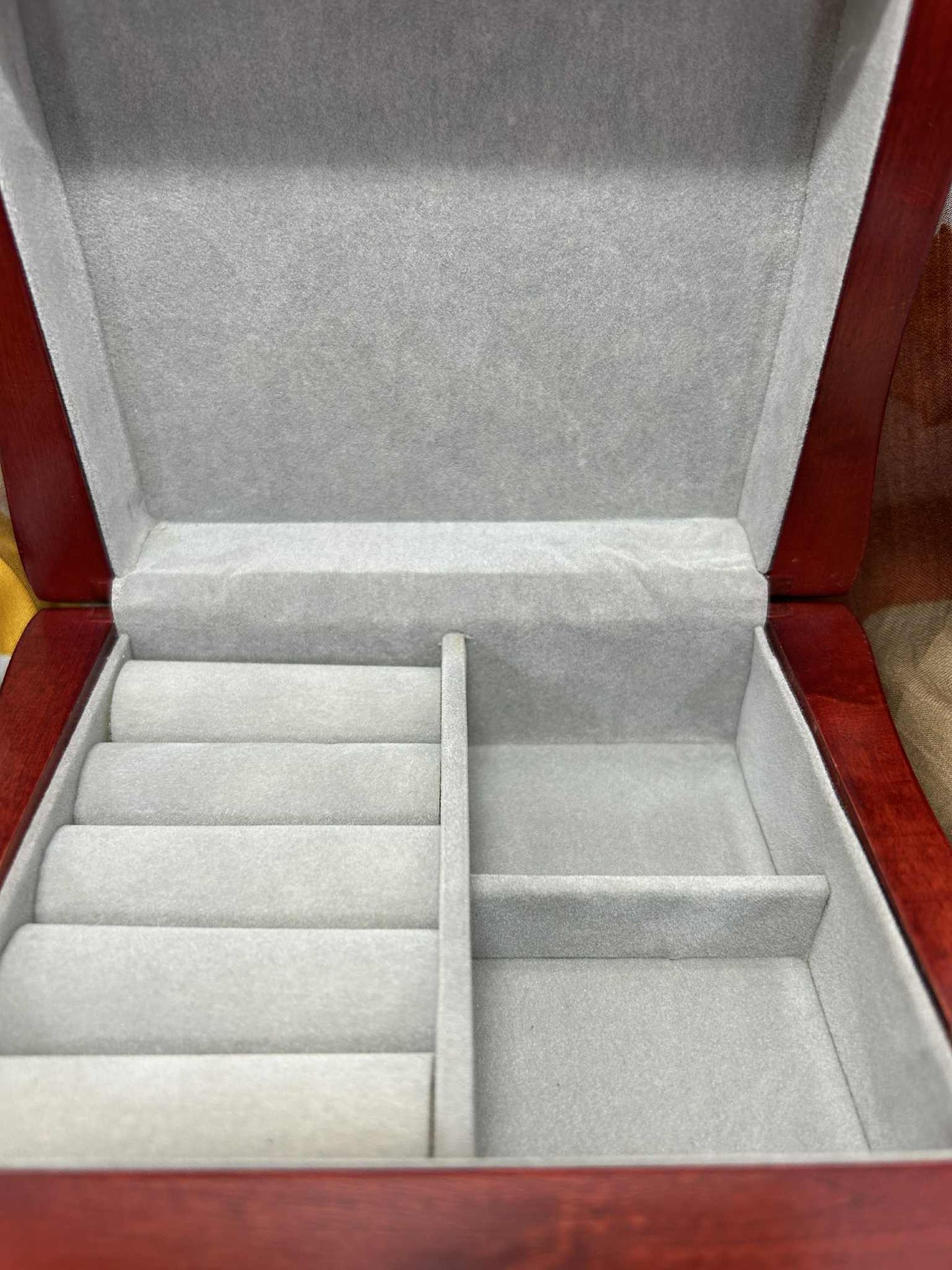 Coffret à bijoux en bois acajou, s'ouvre  en levant le couvercle de GmbH (14.5*12.5*6)