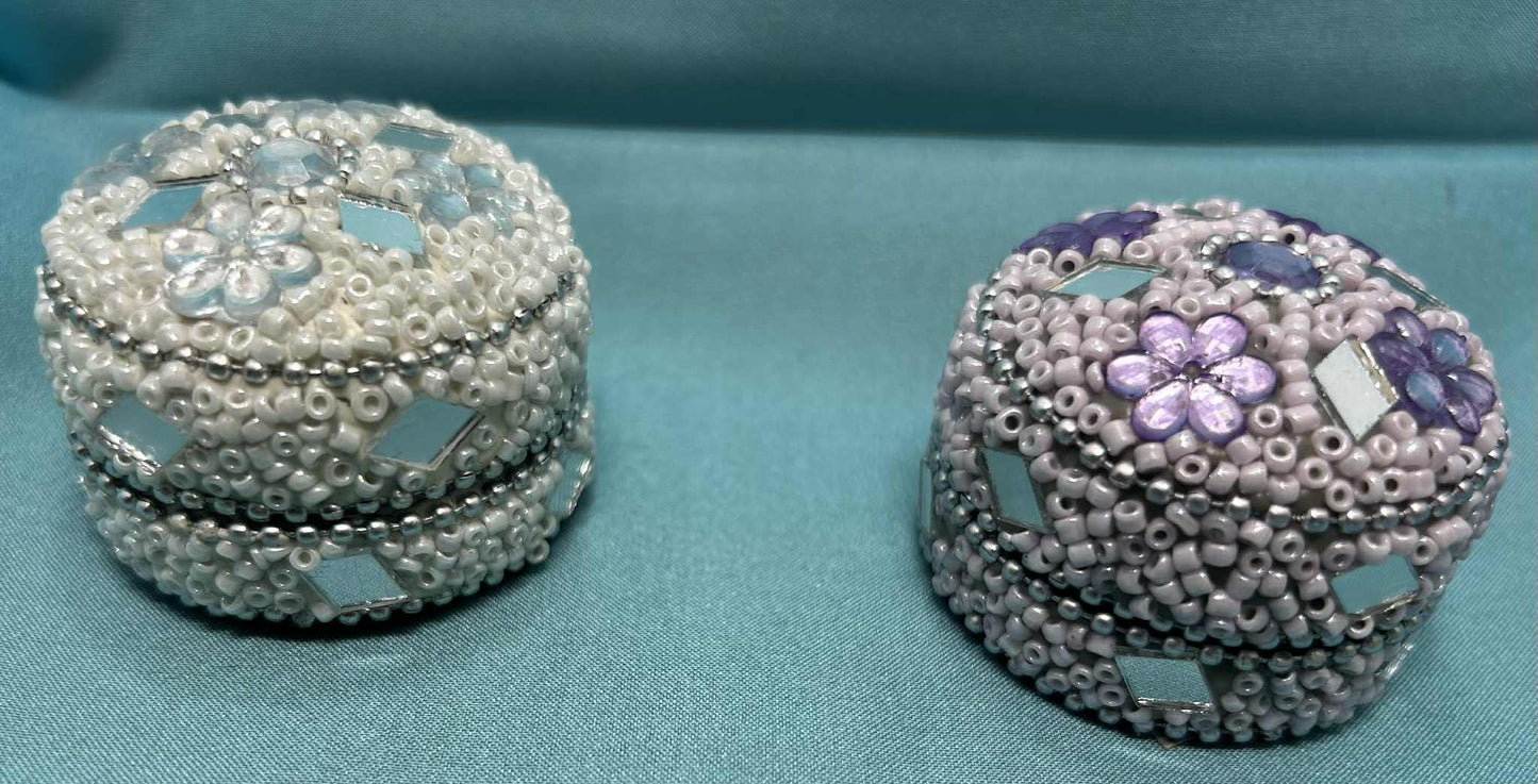 Ensemble de 4 petits coffrets à bijoux en perles et strass de GmbH (4.5cm de diamètre)