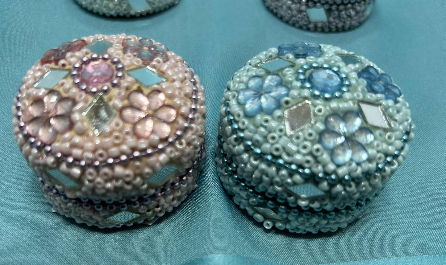 Ensemble de 4 petits coffrets à bijoux en perles et strass de GmbH (4.5cm de diamètre)