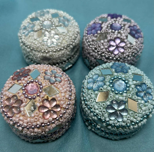 Ensemble de 4 petits coffrets à bijoux en perles et strass de GmbH (4.5cm de diamètre)