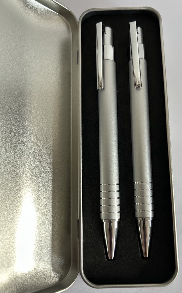 Boite métal argentée contenant 1Stylo et 1 Porte-mine argentée
