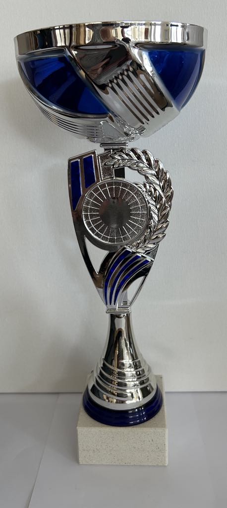 Coupe Trophée argent et bleu avec médaille incrustée. H 35.5 cm