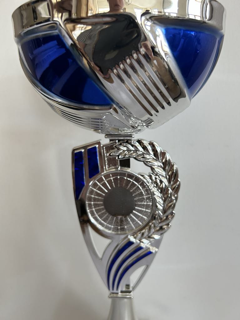 Coupe Trophée argent et bleu avec médaille incrustée. H 35.5 cm