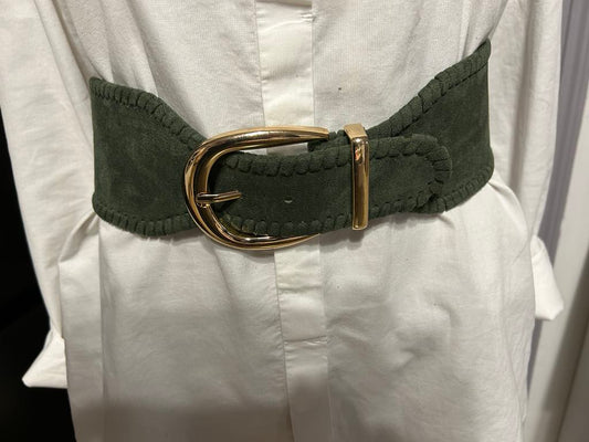 Ceinture verte large aspect velours , élastique, boucle dorée. Marque Fashion